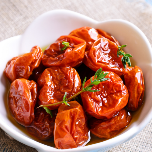 puolikuivattu punainen tomaatti