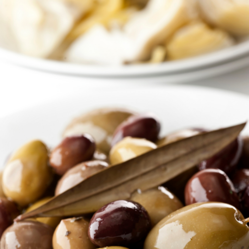 oliivisekoitus lautasella