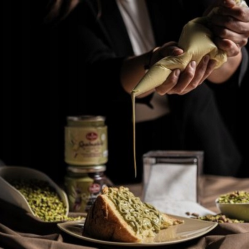 Alternative view of Gusto Etna Pistaasikreemi pursotinpussissa 400g x 12 kpl