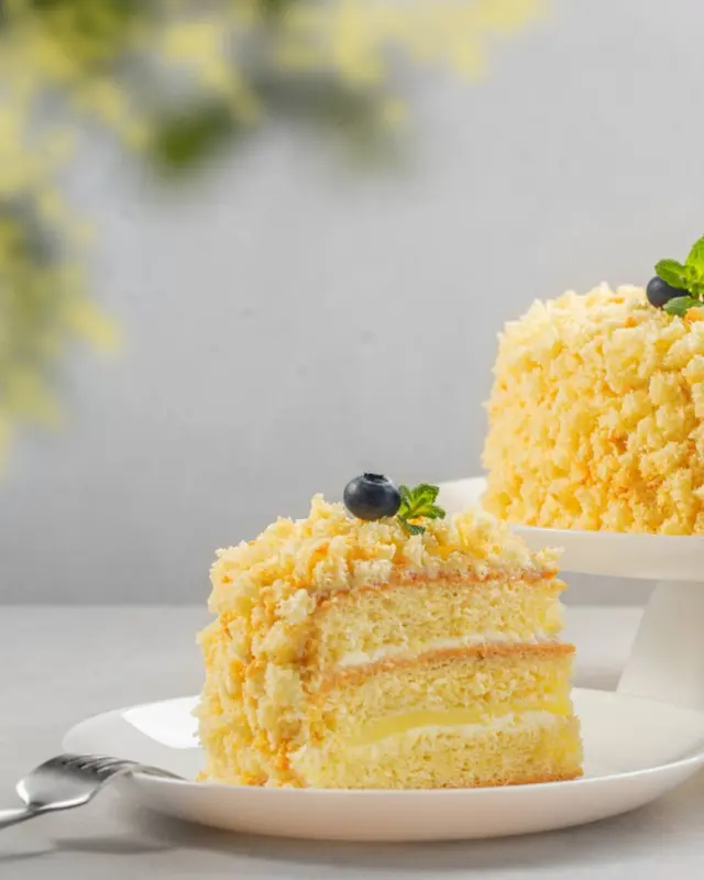 Naistenpäivää eli La Festa della Donnaa juhlitaan Italiassa 8.3. näkyvästi. Perinteisesti siihen kuuluvat kevään keltaiset mimosankukat, joista on saanut inspiraationsa myös Torta Mimosa. Sokerikakkupohjaisen Mimosa-tortun leipominen on helppoa, joten kenties ilahdutat ympärilläsi olevat tärkeät naiset sunnuntaina tällä herkulla! 

TORTA MIMOSA 🌼
5 kananmunaa
1 lasillinen sokeria
1 lasillinen vehnäjauho-perunajauhosekoitusta
2 tl leivinjauhetta
1 tl vaniljasokeria

Ota kaksi juomalasia ja riko toiseen kananmunat. Kaada toiseen sokeria saman verran kuin kananmunia on. Yhdistä ainekset kulhossa, ja vatkaa kuohkeaksi vaahdoksi. Mittaa seuraavaksi lasiin puolet vehnäjauhoja ja puolet perunajauhoja. Sekoita jauhoseokseen vaniljasokeri ja leivinjauhe. Kääntele kuivat aineet varovasti vaahtoon.
Kaada taikina voideltuun ja korppujauhotettuun vuokaan (n. 22 cm). Paista 170 °C asteisessa uunissa keskitasolla noin 30–35 min. Anna kakun jäähtyä täysin, ennen kuin kumoat ja leikkaat sen.

Täyte:
Tee vaniljakreemi. Halutessa voit laittaa kerrosten väleihin myös sitruunacurdia.

5 dl täysmaitoa
4 kananmunan keltuaista
120 g sokeria
40 g maissitärkkelystä
2 tl vaniljauutetta
2 dl kuohukermaa vaahdotettuna

Kuumenna maito lähes kiehuvaksi. Vatkaa keltuaiset ja sokeri vaaleaksi. Lisää maissitärkkelys ja vanilja. Kaada kuuma maito ohuena nauhana sekaan. Kuumenna kattilassa koko ajan sekoittaen, kunnes vanukas paksuuntuu. Jäähdytä ja sekoita joukkoon vatkattu kerma.

Kakun kostutus:
1 dl vettä
2 rkl sokeria
2 rkl limoncelloa

Kokoaminen ja koristelu
Leikkaa sokerikakku kolmeen kerrokseen. Kostuta kerrokset kevyesti limoncello-sokeriliemellä. Levitä vaniljakreemiä kahteen kerrokseen ja kakun reunoille. Hienonna kakun ylin kerros pieniksi murusiksi. Kuorruta koko kakku muruseoksella. Muodostuva pinta muistuttaa mimosan kukkia – siitä juontaa siis kakun nimi.

Anna Torta Mimosan tekeytyä jääkaapissa 3–4 tuntia ennen tarjoilua, niin sen maku ja rakenne pääsevät oikeuksiinsa. 💛

#tastefeelenjoy #naistenpäivä #resepti #leivonta #tortamimosa #lafestadellanonna #monditaly