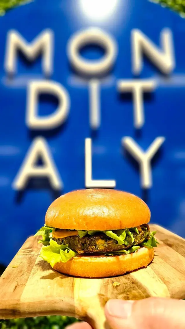 Nyt on kesäsesonki korkattu Gastro Helsingissä! ☀️ Lämmin kiitos, että viihdyitte pari päivää seurassamme italialaisten herkkujen parissa. 👋 🇮🇹 

Tällä kertaa katoimme pöytään paljon makeita kakkuja, leivoksia, sormisyötäviä, gelatoja ja limonadeja, jotka suorastaan kutsuvat nauttimaan lämpimistä terassikeleistä. 🍨

Erityistä kiitosta saimme siitä, että valikoimastamme löytyy runsaasti myös erikoisruokavalioihin sopivia vaihtoehtoja! Monien makuhermot vaikuttuivat myös meidän ihanan kermaisesta kahvigelatostamme, joka suli suuhun kuin Venetsian rannoilla konsanaan. 🤎 

Jatketaan ensi viikolla juttua siitä, mihin messuilla jäimme. Nyt huilimaan ja nauttimaan aurinkoisesta kevätviikonlopusta! 🕶️ 

#monditaly #tastefeelenjoy #gastrohelsinki