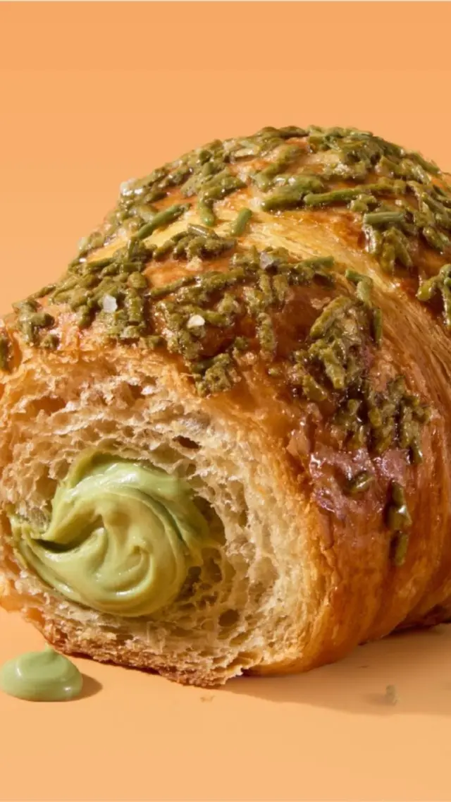 Gastro Helsingissä esitelty Dolciaria Acquavivan pakasteleivonnaisten valikoima on nyt valmiina kevään ja kesän herkkuhetkiin. 🤩
Meiltä saat valmiiksi leikatut pakastekakut, croissantit, muffinit ja leivokset sekä suolaiset minipasteijat, pizzat ja focacciat nopeasti toimitettuna. 🍰🥮🥐🍕🥧 

Mikä parasta, tarjolla on myös erinomaisia vaihtoehtoja klassikkoleivonnaisista gluteenittomina, laktoosittomina ja vegaanisina versioina. 🧡
Kysy lisää & laitetaan jälkkärilistasi tai kahvilavitriinisi kuntoon helposti!

#monditaly #tastefeelenjoy #dolciariaacquaviva #pakaste #horeca