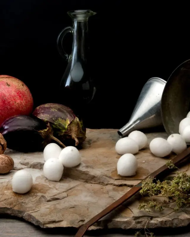 Upea kevätviikonloppu edessä! 😎 Suupielet venyvät hymyyn ja lumikin sulaa yhtä nopeasti kuin mozzarella pizzan päälle. 🌞🍕⚪

Mozzarellan käyttö monipuolistuu kesää kohti mentäessä ja hyppää pizzasta salaatteihin, pinsoihin, pastaan ja piknik-koreihin.

Meillä Monditalylla on tarjota kokonainen italialaisten mozzarellojen maailma, joilla hurmata asiakkaat:

🤍 Klassinen pallo, bocconcini
🤍 Pienet kirsikat
🤍 Julienne-suikaleet
🤍 Käytännölliset kuutiot
🤍 Pehmeä burrata
🤍 Valuva stracciatella
🤍 Mieto fior di latte
🤍 Täyteläinen bufala
🤍 Friteeratut mozzarellapallot
🤍 Vegaaninen mozzarisella 🌱

Mitä näistä saisi olla? 🤩

#monditaly #tastefeelenjoy #caseificioperrella #caseificiovalcolatte #sori_italia #cgmsurgelati  #mozzarella 
📸 @caseificioperrella