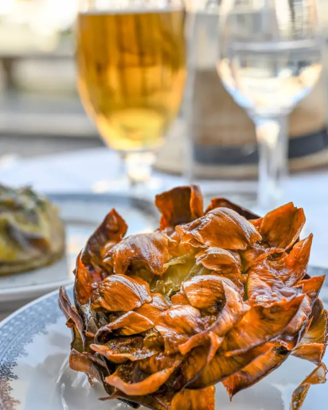 Artisokka on nyt sesongissa, joten nostakaa tekin ruokalistan kruunuksi tämä kevään kaunein kukkanen. 🏵 Ja mikäli matkaatte esim. Roomaan, niin herkutelkaa meidänkin puolestamme... 🥰

Tuoreena artisokka on todella monikäyttöinen ja kaunis raaka-aine, joka ei kaipaa rinnalleen kuin hyvää oliiviöljyä, aromikasta sitruunaa sekä ripauksen suolaa.

Artisokka toimii myös säilöttynä: monipuolisesti salaateissa tai antipastona, täyteläisessä artisokkadipissä ja tietenkin pizzan päällä. 😋

Monditalyn valikoimasta löydät laadukkaita artisokkasäilykkeitä moneen käyttötarkoitukseen, kiitos luottokumppanimme Vianderin. Tilaa heti! 💚

#monditaly #tastefeelenjoy #artisokka #carciofi #sesonkiruoka #viander