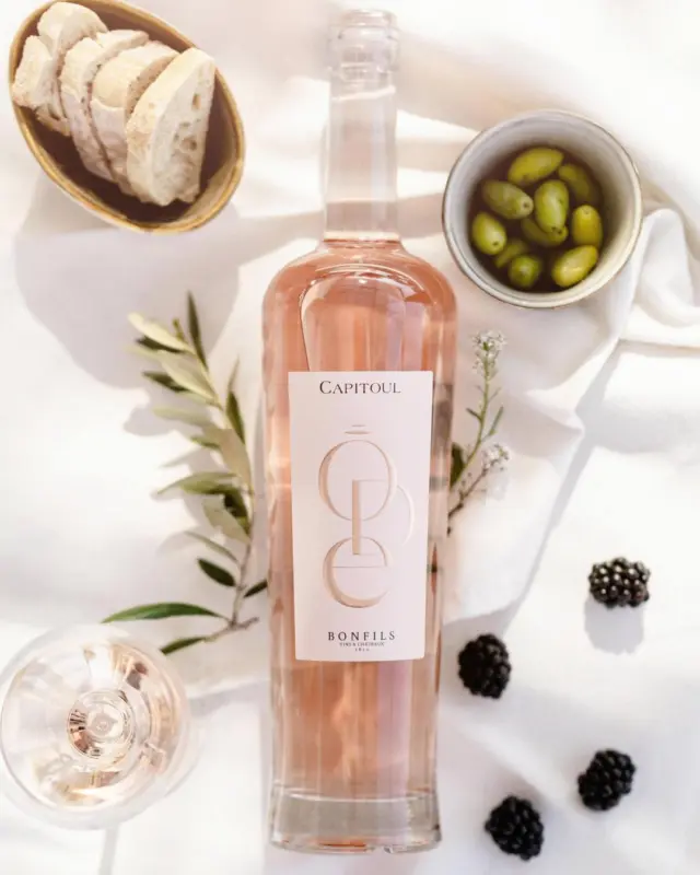 Malja herkulliselle pääsiäisviikonlopulle! 🌸

Capitoul Ôde Rosé on raikas, hedelmäinen ja elegantti viini juhlahetkiin. Se yhdistää kolmen klassisen rypäleen, Syrahin, Grenachen ja Cinsaultin hienostuneen hedelmäisyyden ja kevyen rakenteen.

Bonfilsin Château Capitoulin historia ulottuu aina Rooman aikaan asti. Alueen ensimmäiset viiniköynnökset istutettiin 1300-luvulla. Viini tulee tarhoilta, jotka sijaitsevat aurinkoisissa ja hyvin leudoissa olosuhteissa. Viinitalossa arvostetaan kestävää tuotantoa sekä maan ja köynnösten luonnollista tasapainoa, mikä näkyy viinin selkeytenä ja puhdaslinjaisuutena.

Viinin tuoksussa ja maussa leikittelevät punaiset marjat, vesimeloni ja kevyt kukkaisuus. Suutuntuma on raikas, elegantti ja helposti lähestyttävä. Tarjoile hyvin viilennettynä, noin 8–10 °C lämpötilassa. 💗

#monditaly #tastefeelenjoy #bonfils #easter #pääsiäinen #rosewine